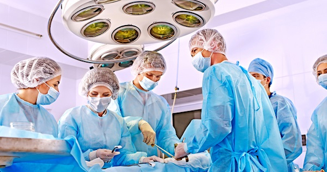 Equipe medica durante un'operazione
