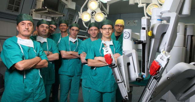 Medici impegnati nelle operazioni pre-operatorie