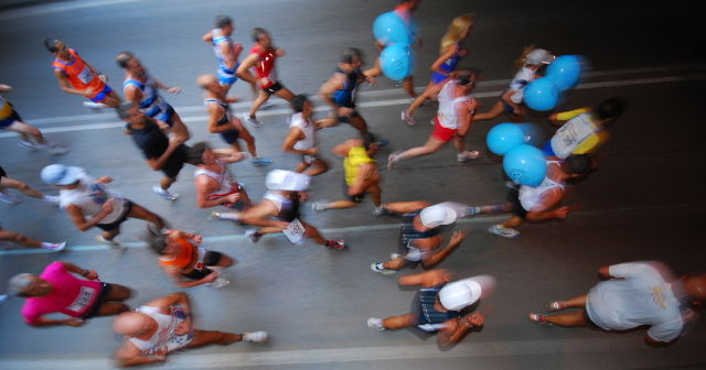 Gruppo di atleti impegnati nella mezza maratona